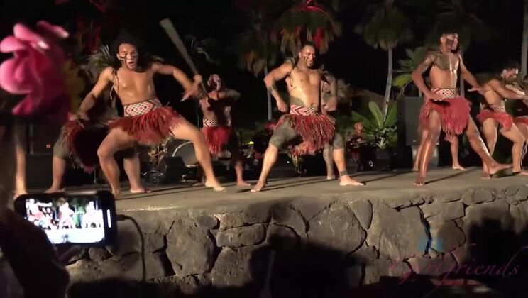 Niki Snow's First Day in Hawaii - Beach Fingering & Outdoor Fun