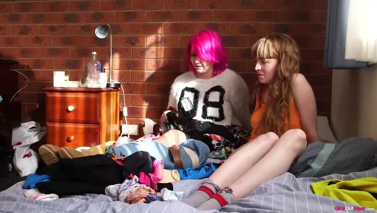 Noelle & Pia Pissing Together Backstage