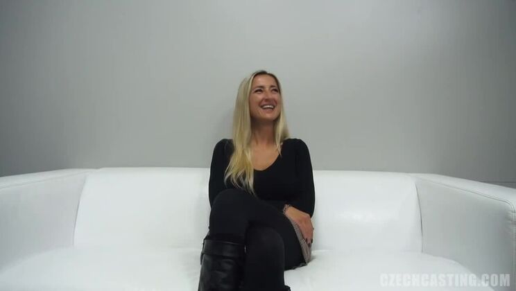 Blonde MILF Daria Wants to Play