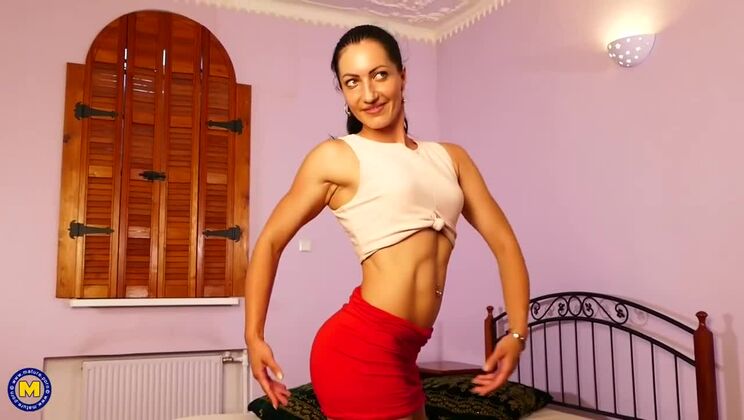 Mature mom Jessica and her favorite toy!