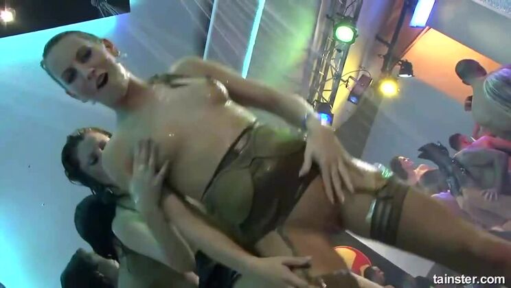 Blonde vs Brunette - Pussy Licking Battle in Fashion Freaks 3