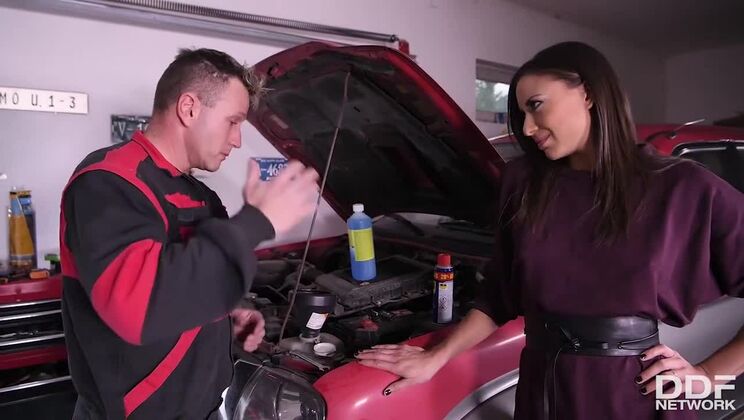 Stockinged Cassie Del Isla Gives Deepthroat