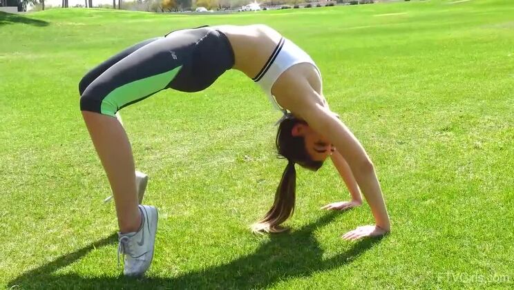 Brunette Valentina's Sexy Play