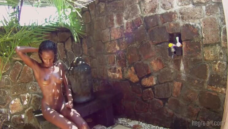 Amateur Valerie's Sexy Shave