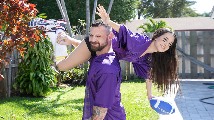 Petite Freya's Halfway Blowjob