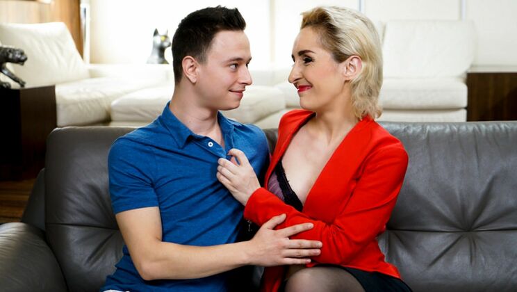 Blonde Nikki Nuttz Enjoys a Facial from Di Devi