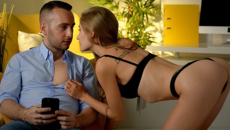 Blonde Babe Loves Ass-To-Mouth Action