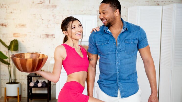 Newbie Gets Cumshot from Experienced Brunette