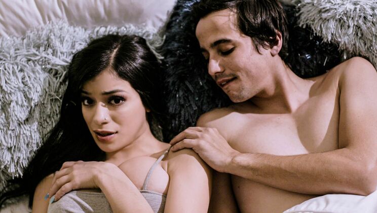 Savannah Sixx Blows Ricky Spanish Before Taking His Load