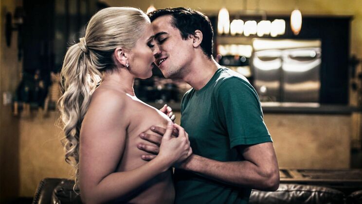 Cheating Stepmom's Threesome Blowjob