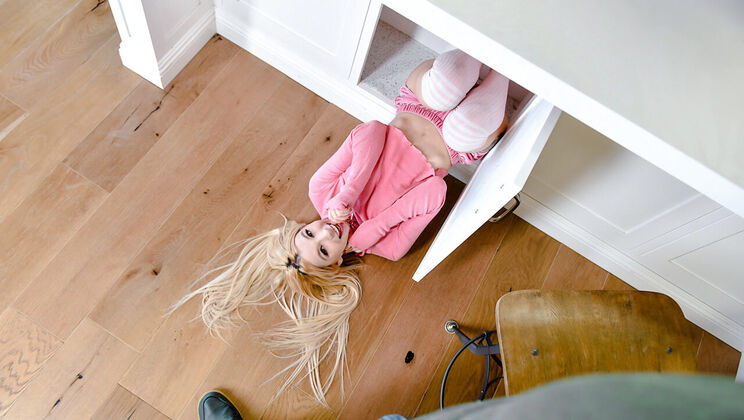 Kenzie Reeves Gets Fucked Flexibly