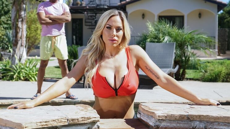 Blonde Bombshell Olivia Austin Gets Fucked Poolside