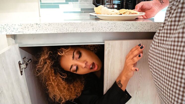 Outdoor Blowjob for the Burglar