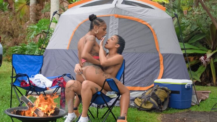 Lesbian Kissing and Ass Fingering in the Open