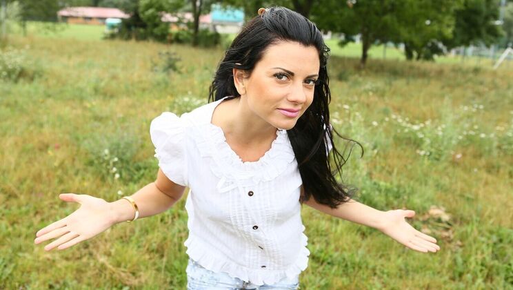 Outdoor Fucking in Car with Cumshot