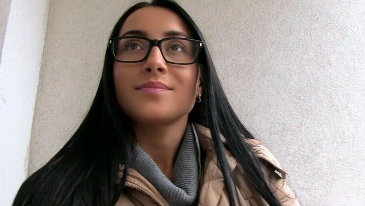 Two Strangers Get Naughty in the Corridor