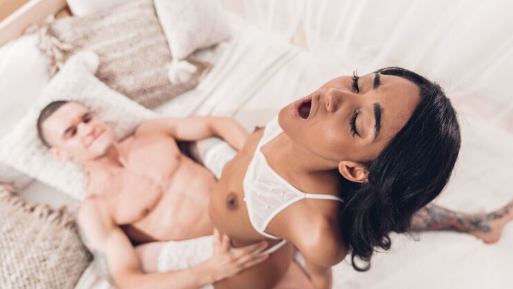 Teen Gets Deepthroat and Facial