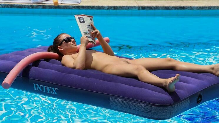 Brunette Beauty Loves to Kiss