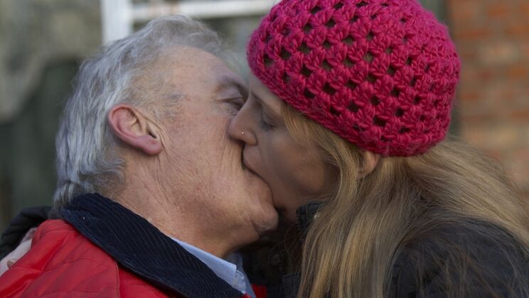 Blonde Olga Bartz Gets Handjob