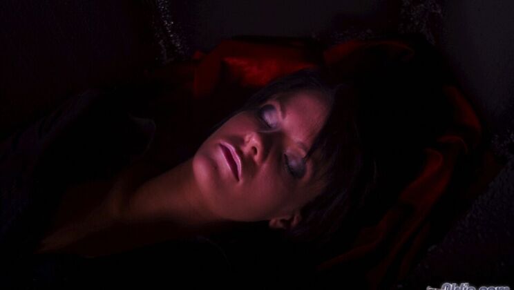 Short Hair Brunette Aliz - Cum Swallowing Star