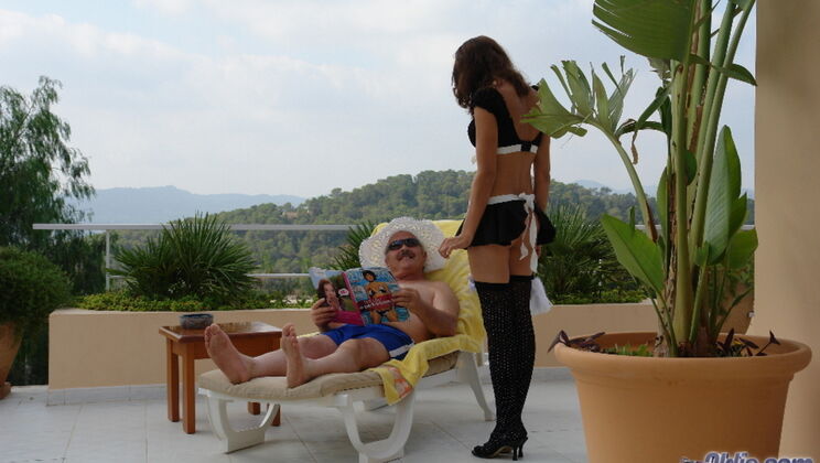 Gustavo's Outdoor Blowjob with Brunette Yenna