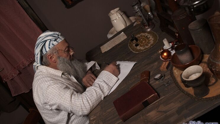 Brunette Fairy Gets a Facial on Christmas