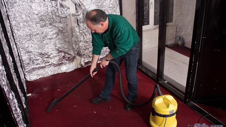 Housekeeper's Blowjob and Cum Swallowing