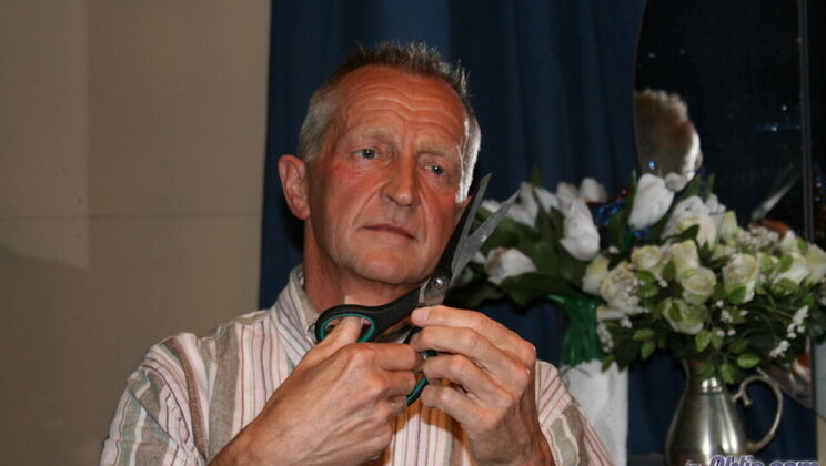 Hairdresser with Natural Tits Gets Fucked