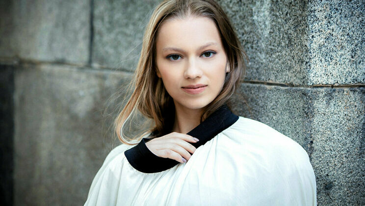 Beautiful Mia Split in a Sexy Outdoor Setting