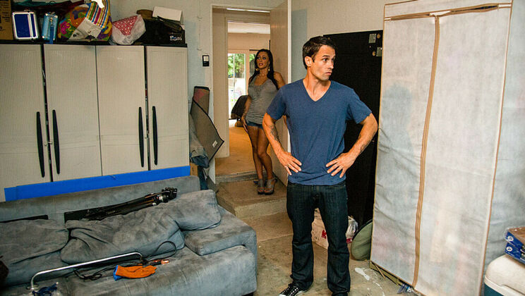 Big Tits Jenna Presley Seduces Moving Guy Alan Stafford