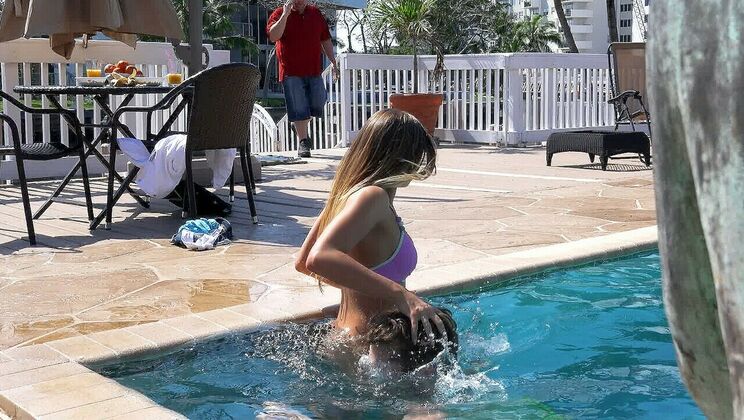 Natural Tits Babe Gets Wet