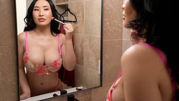 Amateur Asian Stepmom Loves Sex