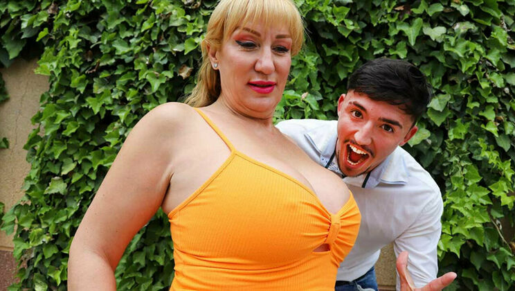 Yeri Blue and Victoria Cruz in Big Tits Blowjob Scene