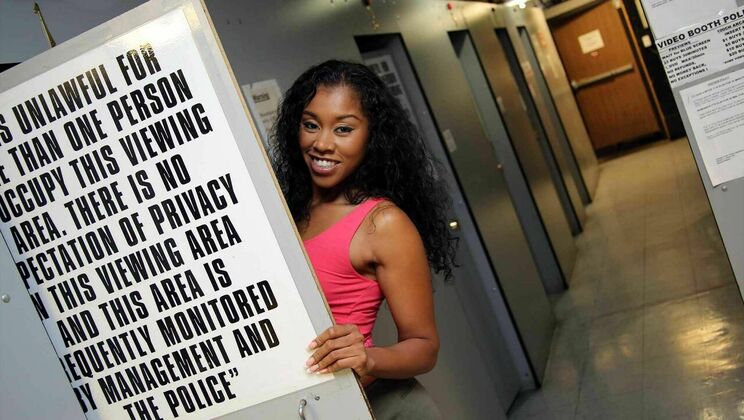 Yasmine De Leon - Ebony MILF with Tattoo Facial