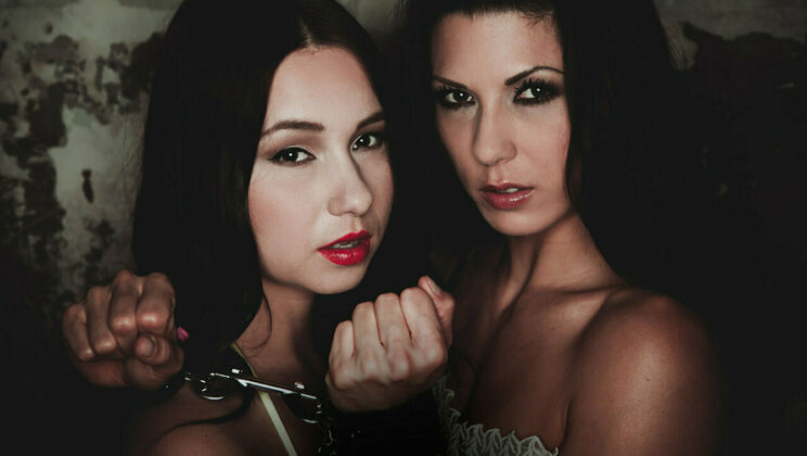 Big Boobs Brunette Gets Fingering and Kissing