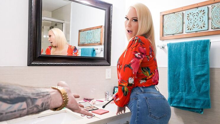 Blonde MILF Quick Sex Before Dad Returns