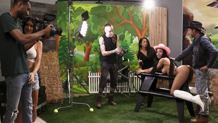  Hollywood Cash Gets a Double Blowjob