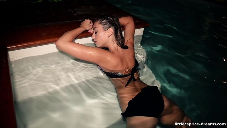 Sabrisse's Erotic Water Play