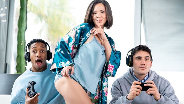 Natural tits slut Eve Sweet rides reverse cowgirl for a thick load