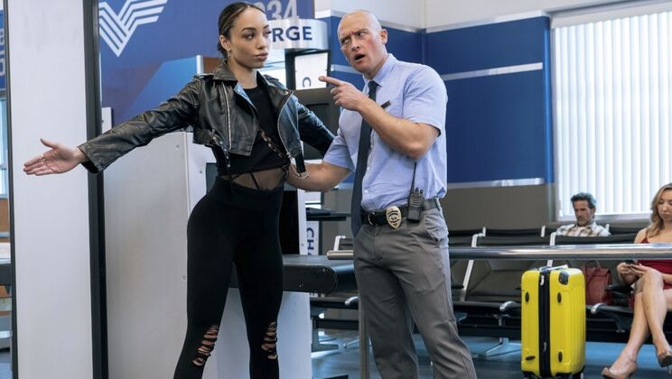 Alexis Tae handjob blowjob and facial from muscular man