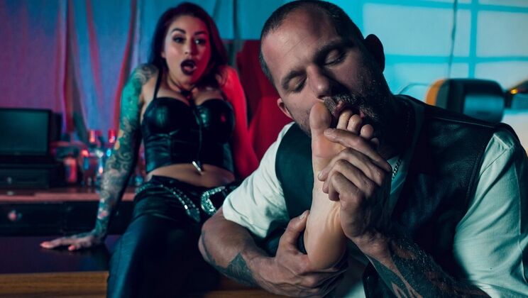 Outdoor Bar Fuck: Blowjob, Doggystyle, Reverse Cowgirl