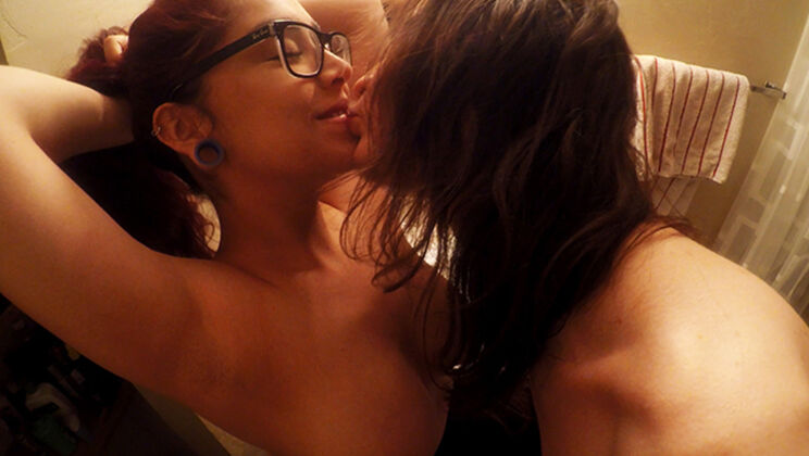 Daisy in Glasses Chooses Handjob Over Housework