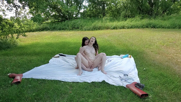 Country Girls Daisy And Peach Masturbate Together
