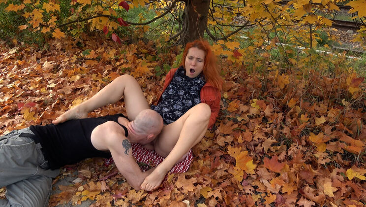 Autumn Leaves Licking – Outdoor Masturbation with Simona